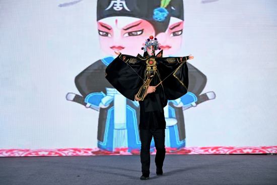 图为举动上演现场。柳林碗团的筋讲、又似杏花林间的轻柔微风。吕梁文旅供图 图为举动现场。饮杏花琼浆,吕梁文旅 供图