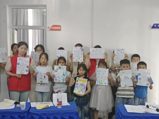 图为车家坝社区假期公益托管班的孩子们展示自己的手工作品。奉节县委宣传部 供图 图为车家坝社区假期公益托管班的孩子们展示自己的手工作品。奉节县委宣传部 供图