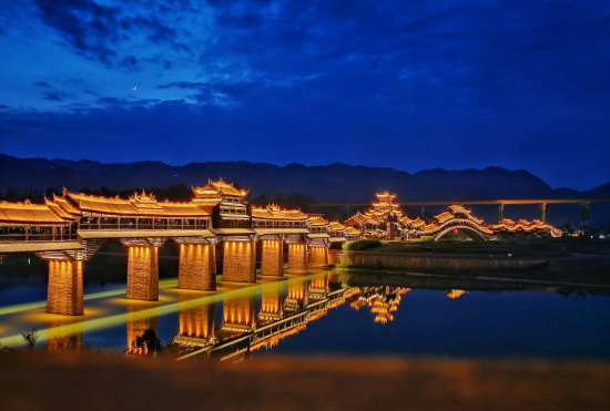 图为濯水景区夜景。主办方 供图 图为濯水景区夜景。主办方 供图