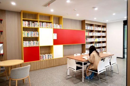 图为职工在城市书房阅读。两江产运公司供图 图为职工在城市书房阅读。两江产运公司供图