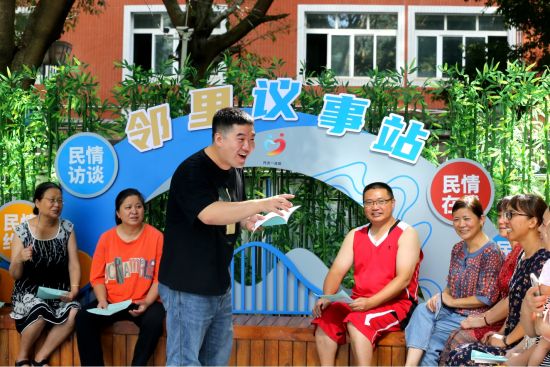 图为万盛街道北一社区城市花苑小区邻里议事站”里,社区工作人员与居民代表商量解决问题。曹永龙摄 图为万盛街道北一社区城市花苑小区邻里议事站”里,社区工作人员与居民代表商量解决问题。曹永龙摄