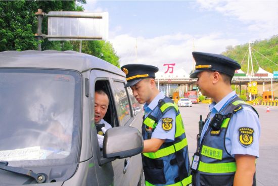 图为交通运输执法队员对下高速的车辆进行例行检查。 刘亚兰 摄 图为交通运输执法队员对下高速的车辆进行例行检查。 刘亚兰 摄