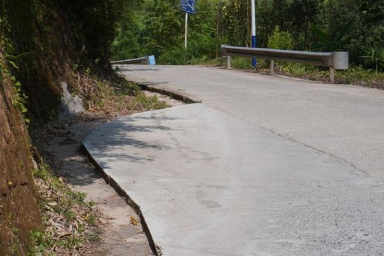 图为双莲公路拓宽的会车道。肖舒予 摄 图为双莲公路拓宽的会车道。肖舒予 摄