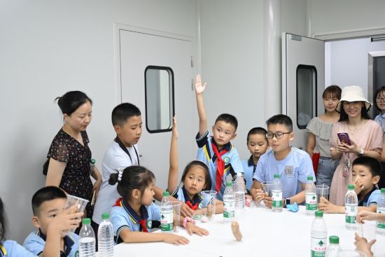 图为小朋友踊跃回答问题。 杨梦逸 摄 图为小朋友踊跃回答问题。 杨梦逸 摄
