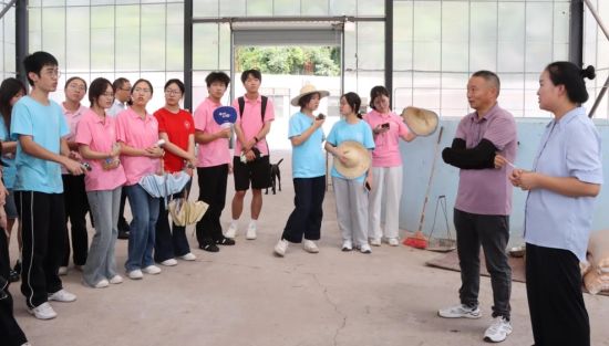图为志愿者们与基地负责人交流。 长江师范学院供图 图为志愿者们与基地负责人交流。 长江师范学院供图