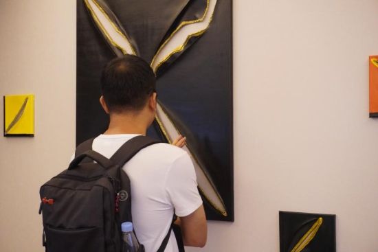 图为观众观看展览作品《裂·界》。肖舒予 摄 图为观众观看展览作品《裂·界》。肖舒予 摄