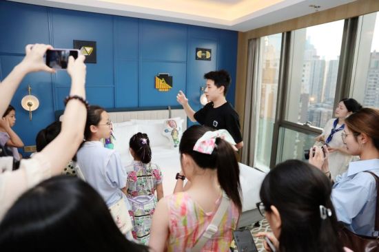 图为董胜旗为观众讲解作品。主办方 供图 图为董胜旗为观众讲解作品。主办方 供图