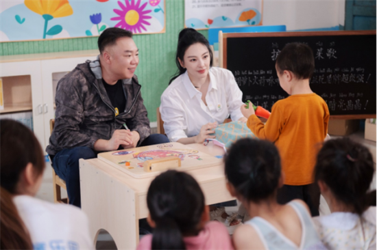 张雨绮、姜超为小朋友讲授护眼知识。安利供图 第1眼TV-华龙网发 张雨绮、姜超为小朋友讲授护眼知识。安利供图 第1眼TV-华龙网发