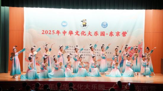 图为现场文艺表演。闫新 摄 图为现场文艺表演。闫新 摄