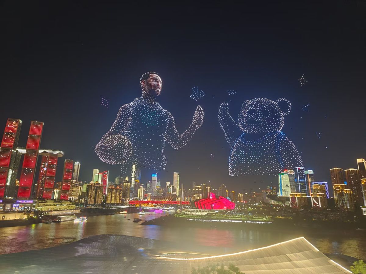 图为无人机灯光秀现场。活动主办方供图 图为无人机灯光秀现场。活动主办方供图