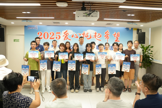 图为安利志愿者为同学们送上爱心礼包。安利供图 图为安利志愿者为同学们送上爱心礼包。安利供图