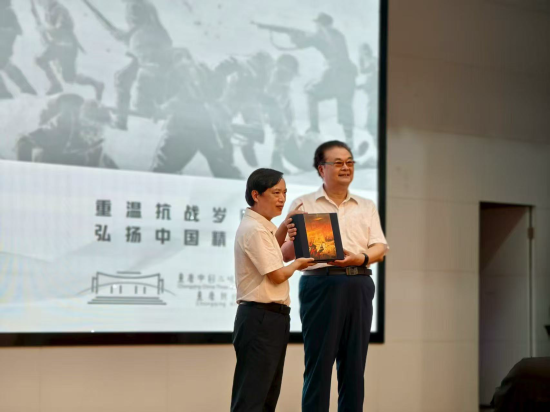 图为周勇向重庆中国三峡博物馆捐赠《苦干》高清修复版。重庆中国三峡博物馆 供图 图为周勇向重庆中国三峡博物馆捐赠《苦干》高清修复版。重庆中国三峡博物馆 供图