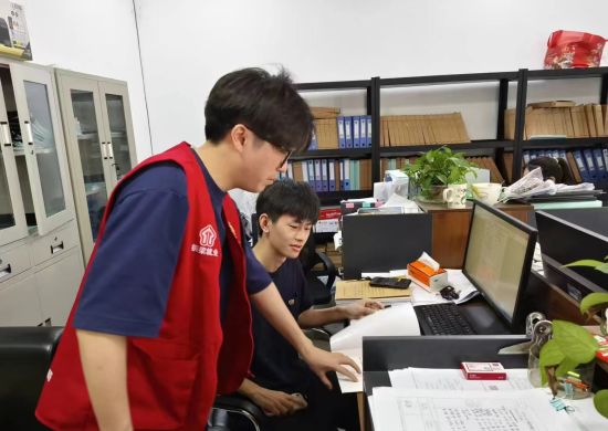图为人社专员走访企业。铜梁区委宣传部 供图 图为人社专员走访企业。铜梁区委宣传部 供图
