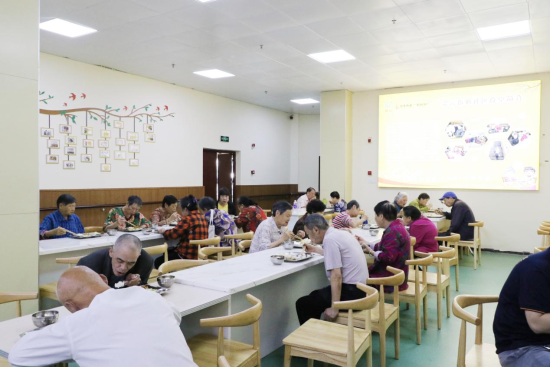 图为老年人在翠云街道云卉路社区食堂用餐,该社区食堂入选“重庆市级优质食堂”。谭超平 摄 图为老年人在翠云街道云卉路社区食堂用餐,该社区食堂入选“重庆市级优质食堂”。谭超平 摄