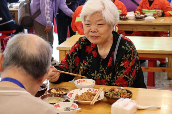 图为人和街道万年路社区居民杨有菊在社区食堂用餐。李蔓芊 摄 图为人和街道万年路社区居民杨有菊在社区食堂用餐。李蔓芊 摄
