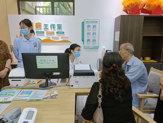 图为人和街道金和社区养老服务站慢病工作室让居民实现“家门口就医”。冯恋 摄 图为人和街道金和社区养老服务站慢病工作室让居民实现“家门口就医”。冯恋 摄