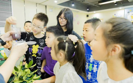 图为暑期托管服务班开在两江新区互联网产业园内,孩子们正在做实验。黄维正 摄 图为暑期托管服务班开在两江新区互联网产业园内,孩子们正在做实验。黄维正 摄