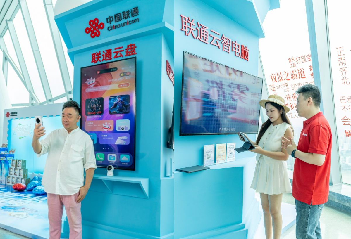 图为重庆本土喜剧明星周二毛(左佳)带领市民探秘590米高空的科技奇境。重庆联通供图 图为重庆本土喜剧明星周二毛(左佳)带领市民探秘590米高空的科技奇境。重庆联通供图