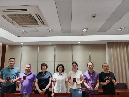 图为民建黔江区委会向新会员颁发会员证。民建黔江区委会 供图 图为民建黔江区委会向新会员颁发会员证。民建黔江区委会 供图