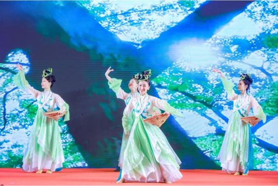 图为歌舞《杭州欢迎您》。五粮液集团 供图 图为歌舞《杭州欢迎您》。五粮液集团 供图