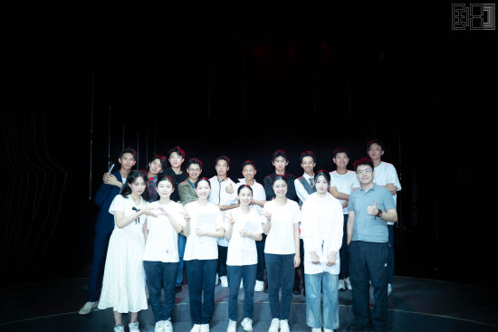 图为八中学生戏剧团。主办方供图 图为八中学生戏剧团。主办方供图
