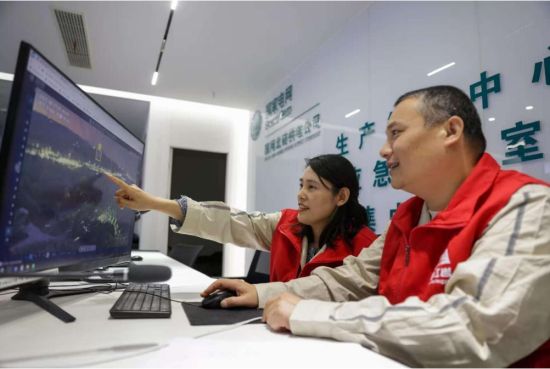图为国网重庆北碚供电公司生产管控中心工作人员利用输电全景监控平台分析监测异常情况。张强 摄 图为国网重庆北碚供电公司生产管控中心工作人员利用输电全景监控平台分析监测异常情况。张强 摄