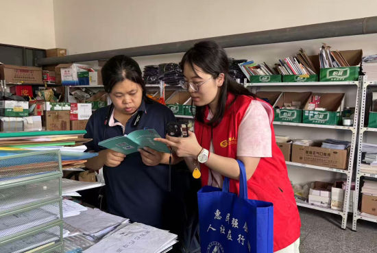 图为人社专员送政策进企业。铜梁区委宣传部 供图 图为人社专员送政策进企业。铜梁区委宣传部 供图