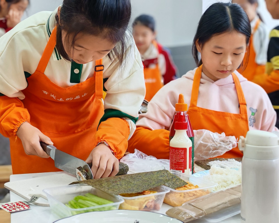 图为学生们在“小厨师馆”里制作寿司。长寿区晶山小学 供图 图为学生们在“小厨师馆”里制作寿司。长寿区晶山小学 供图