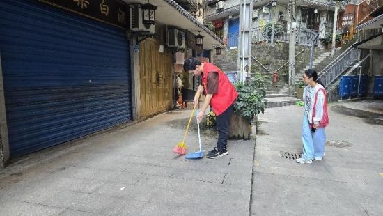 图为志愿者认真清扫公共区域。万州区高笋塘街道 供图 图为志愿者认真清扫公共区域。万州区高笋塘街道 供图