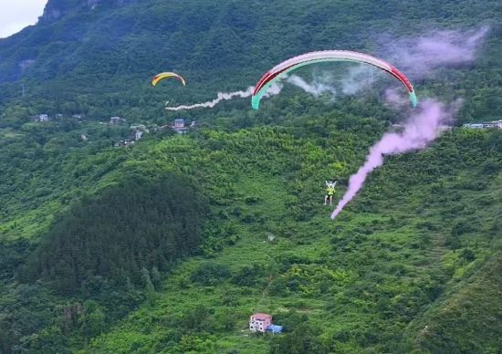 图为金佛山头渡镇滑翔伞基地。金佛山航空飞行营地 供图 图为金佛山头渡镇滑翔伞基地。金佛山航空飞行营地 供图