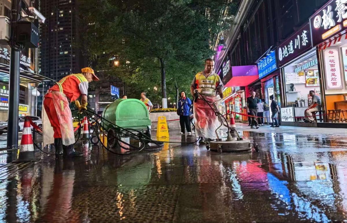图为工作人员清洗街道路面。解放碑城市综合管理所供图 图为工作人员清洗街道路面。解放碑城市综合管理所供图