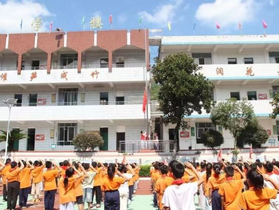 图为升旗仪式。奉节县安坪小学供图 图为升旗仪式。奉节县安坪小学供图