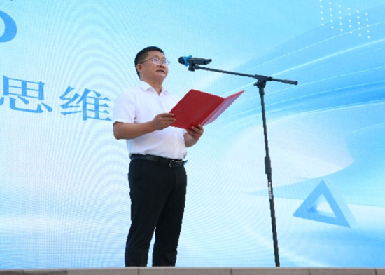图为渝北检验检验中教党委书记陈后林正正在渝航校区致辞。本次举动以“启智润心，以真践创将往！师死以名为誓，渝北检验检验中教供图