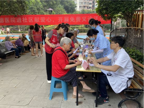图为志愿者团队开展老年人体检。 铜梁区委宣传部供图 图为志愿者团队开展老年人体检。 铜梁区委宣传部供图