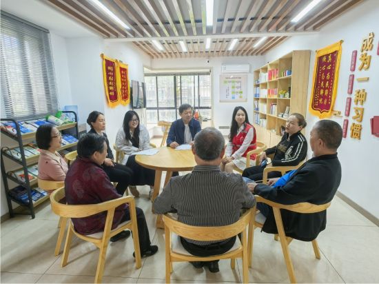 图为东城街道长坡社区党委组织居民讨论电梯加装。 铜梁区委宣传部供图 图为东城街道长坡社区党委组织居民讨论电梯加装。 铜梁区委宣传部供图