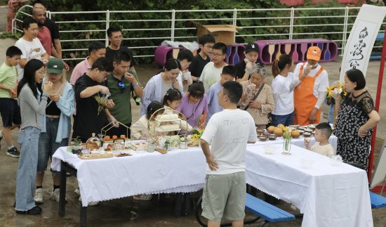 图为活动现场。美心红酒小镇景区供图 图为活动现场。美心红酒小镇景区供图