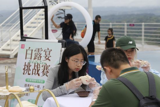 图为活动现场。美心红酒小镇景区 供图 图为活动现场。美心红酒小镇景区 供图