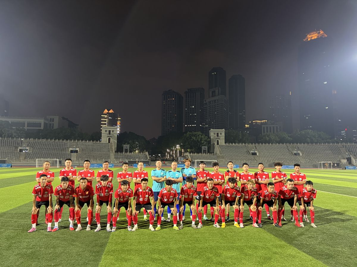图为渝中队球员集结参与热身赛。钟旖摄 图为渝中队球员集结参与热身赛。钟旖摄