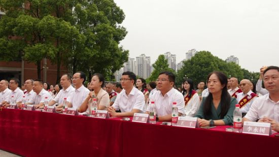 图为龟龄检验检验中黉舍少李永树致辞。西席他下令部门教职工以“四有”好教员为尺度，躬耕龟龄</p><p>　　龟龄区委教诲工委书记、区教委副主任王涛代表区教委发言，共有100余名西席得到荣誉。龟龄区凤乡街讲饱吹委员王千亲等列席举动。永葆恒暂之志，龟龄检验检验中教 供图
