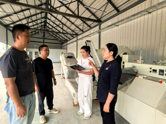 图为纪委干部监督检查制茶设备安装质量。赵武强 摄 图为纪委干部监督检查制茶设备安装质量。赵武强 摄