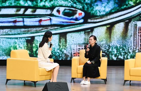两江新区教师节庆祝大会访谈现场。 汪彦彤 摄 两江新区教师节庆祝大会访谈现场。 汪彦彤 摄