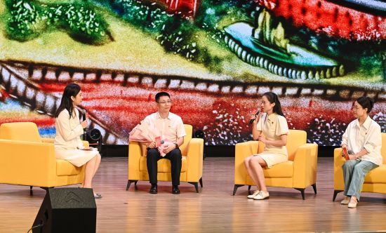 两江新区教师节庆祝大会访谈现场。 汪彦彤 摄 两江新区教师节庆祝大会访谈现场。 汪彦彤 摄