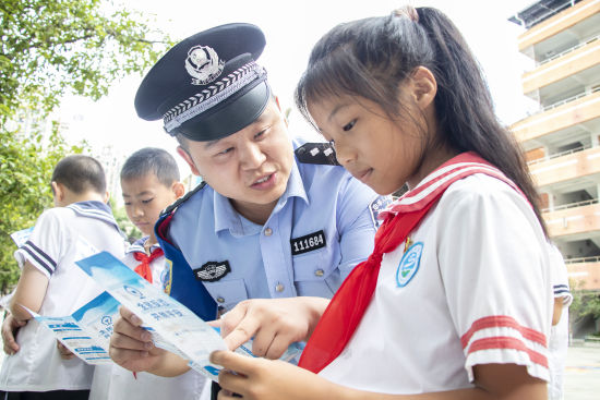 9月12日,在重庆市巫山县实验小学操场,巫山站派出所民警给学生们讲解自我保护法律法规。 9月12日,在重庆市巫山县实验小学操场,巫山站派出所民警给学生们讲解自我保护法律法规。
