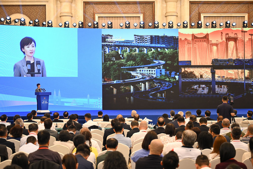 图为重庆市文化旅游委负责人在开幕式上围绕“文旅资源”作主题推介。 记者 何蓬磊 摄 图为重庆市文化旅游委负责人在开幕式上围绕“文旅资源”作主题推介。 记者 何蓬磊 摄