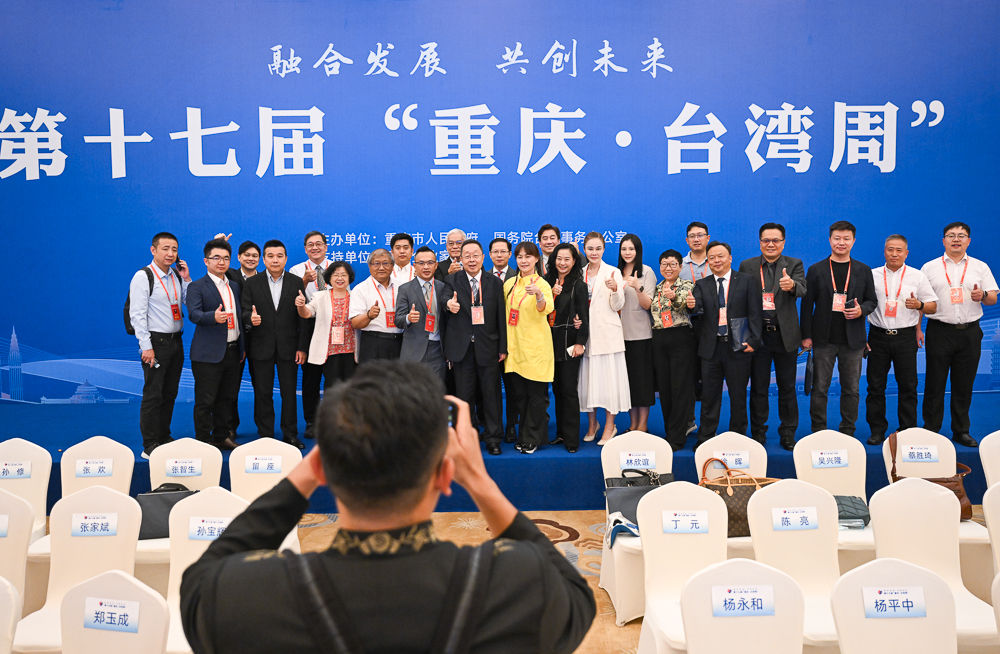 图为与会嘉宾在开幕式后合影留念。 记者 何蓬磊 摄 图为与会嘉宾在开幕式后合影留念。 记者 何蓬磊 摄
