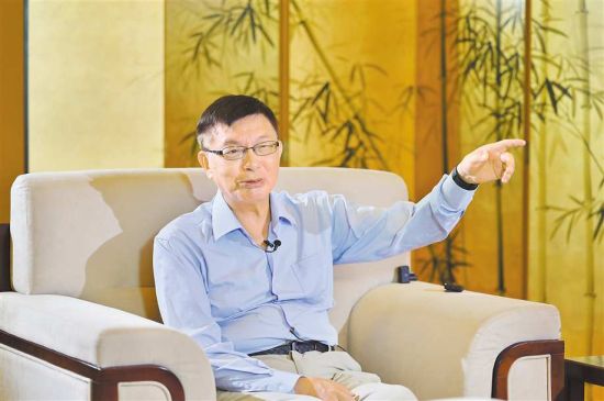 苑举正接受记者采访。记者 梅耀 摄 苑举正接受记者采访。记者 梅耀 摄