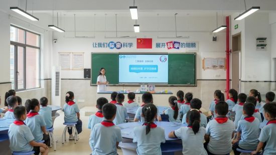 图为学生们聚精会神听医生讲解护牙知识。周媛媛 摄 图为学生们聚精会神听医生讲解护牙知识。周媛媛 摄