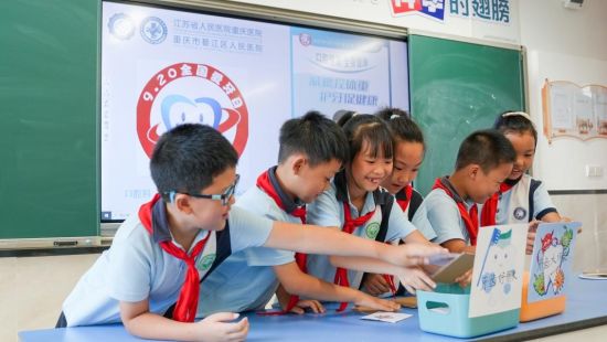 图为学生们参加趣味游戏。周媛媛 摄 图为学生们参加趣味游戏。周媛媛 摄