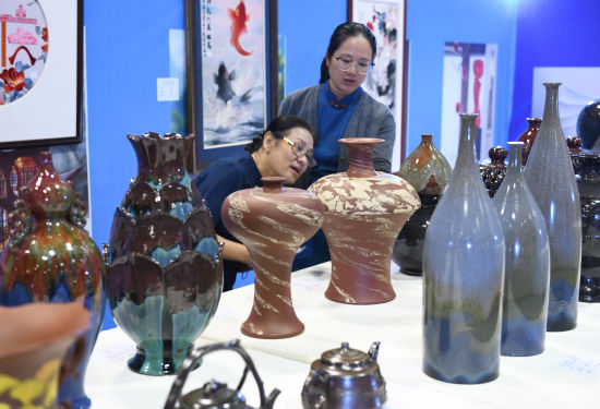 图为展览现场，文明往参自然植物纤维编织品等明相，财产出陶器成品吸引市仄易远赏识拍照。幕吸中新网记者 周毅 摄