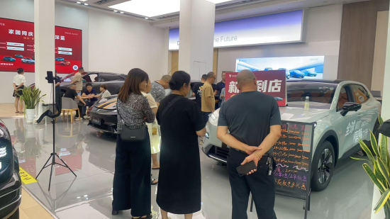 图为市民正在选购车辆。两江新区宣传部 供图 图为市民正在选购车辆。两江新区宣传部 供图